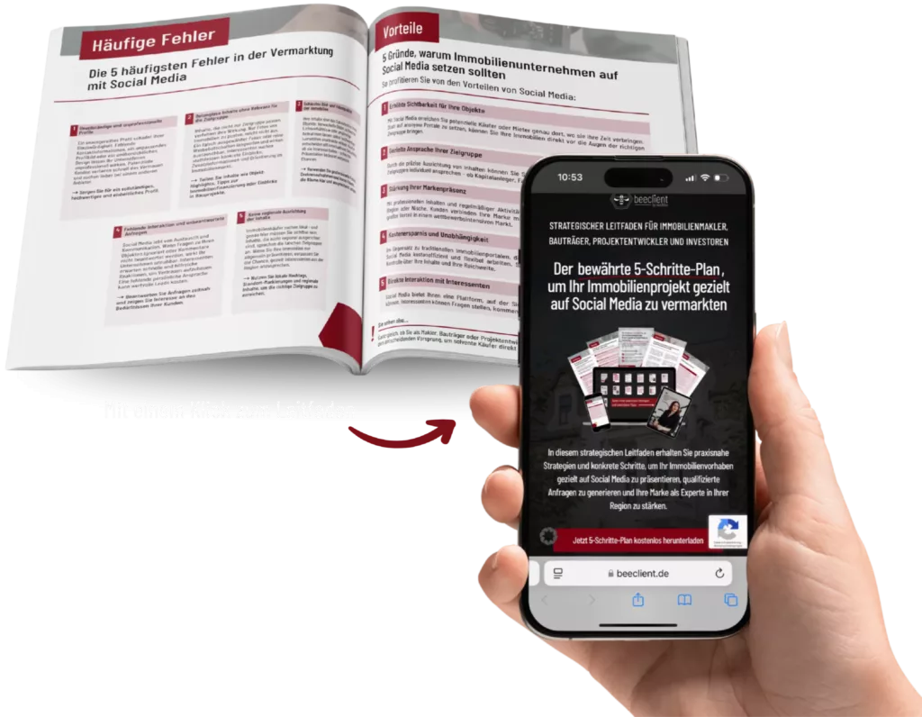 Eine Zusammenstellung digitaler Marketingmaterialien und ein Smartphone in einer Hand.