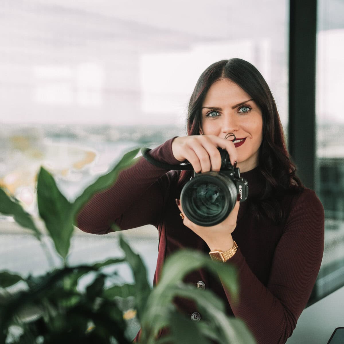 Frau fotografiert mit Kamera in die Kamera